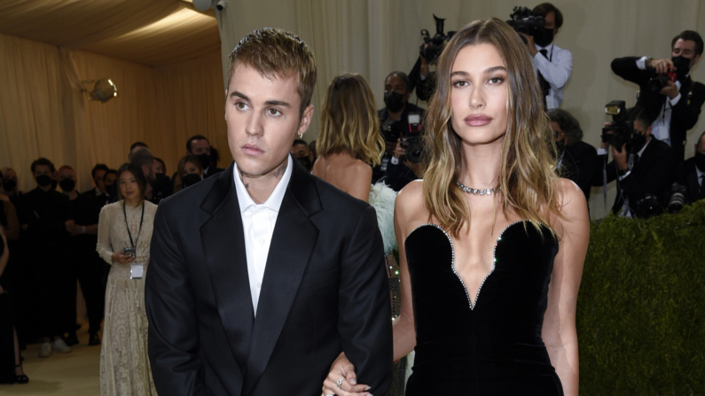 Justin Bieber, a la izquierda, y Hailey Bieber asisten a la gala benéfica del Costume Institute del Museo Metropolitano de Arte, el 13 de septiembre de 2021, en Nueva York. Justin Bieber y su esposa Hailey esperan su primer hijo juntos. (Foto de Evan Agostini/Invision/AP, Archivo)