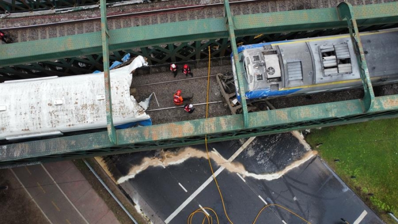 Fotografía aérea que muestra el lugar donde se chocaron un tren de pasajeros y una locomotora este viernes 10 de mayo de 2024 en Buenos Aires (Argentina). EFE/ Luciano González