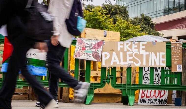 Estudiantes de la Universidad de California Irvine protestan contra el conflicto entre Israel y Gaza en Irvine, California, el 2 de mayo de 2024. (John Fredricks/The Epoch Times)