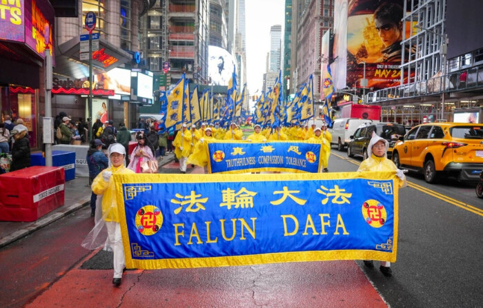 Miles de personas desfilan en NY para celebrar el Día Mundial de Falun Dafa y rechazar el comunismo