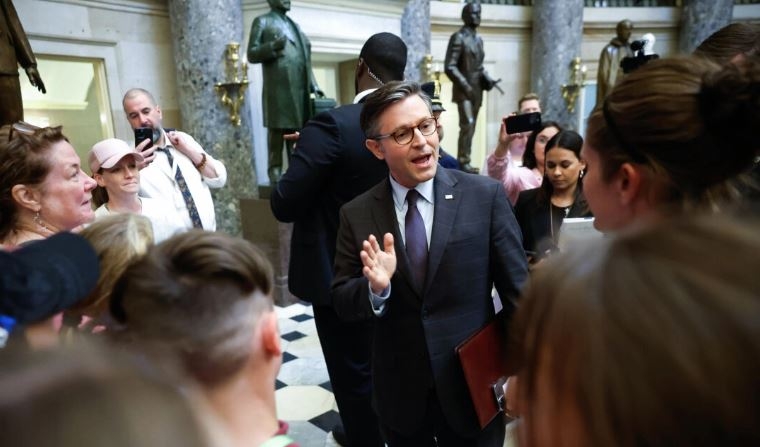 El Presidente de la Cámara de Representantes, Mike Johnson (R-La.), se detiene para hablar con un grupo de turistas en el Capitolio de EE. UU., el 8 de mayo de 2024. (Kevin Dietsch/Getty Images)