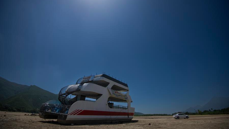 Fotografía que muestra un barco recreativo en la presa de La Boca, en el municipio de Santiago, estado de Nuevo León (México). Imagen de archivo. EFE/ Miguel Sierra
