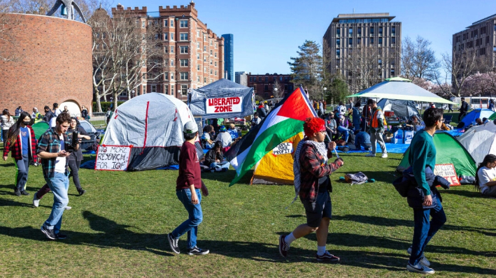 Un grupo de personas se concentra en un campamento de protesta en el Kresge Lawn del Instituto Tecnológico de Massachusetts (MIT), en Cambridge, Massachusetts, el 22 de abril de 2024. (Scott Eisen/Getty Images)