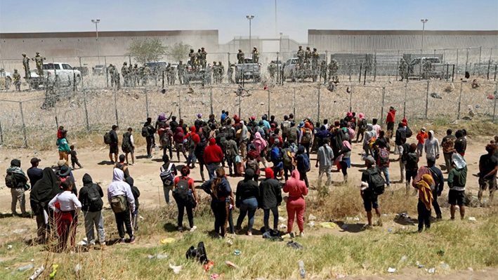 Migrantes que buscan asilo en Estados Unidos se manifiestan en el Río Grande para pedir autorización para entrar al país, visto desde Ciudad Juárez, estado de Chihuahua, México, el 25 de abril de 2024. (Herika Martinez/AFP vía Getty Images)
