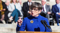 Gobernadora de Kansas veta proyecto que limita propiedad extranjera de tierras cercanas a bases militares
