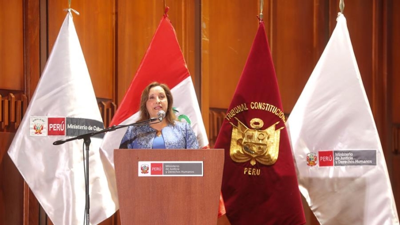 Fotografía cedida por la Presidencia de Perú que muestra a la presidenta Dina Boluarte durante la ceremonia de inauguración del seminario internacional ‘Constitución Política, Democracia y Valores Institucionales’, este viernes 10 de mayo de 2024 en Lima, (Perú). EFE/ Presidencia De La República De Perú