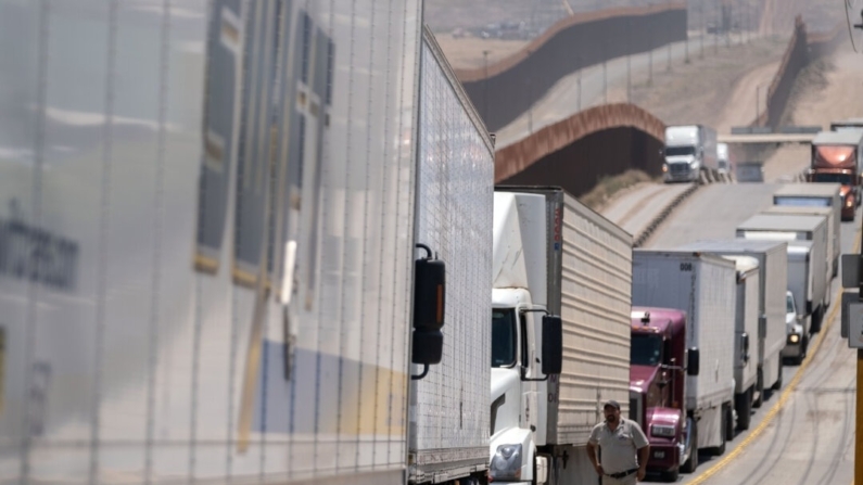 Conductores de camiones de carga hacen fila para cruzar a Estados Unidos en el puerto comercial de Otay en Tijuana, México, el 6 de junio de 2019. (Guillermo Arias/AFP vía Getty Images)