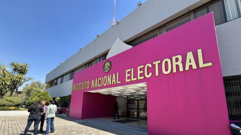 Fotografía de archivo que muestra la fachada principal del Instituto Nacional Electoral (INE), en la Ciudad de México (México). EFE/ Sáshenka Gutiérrez