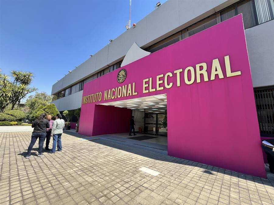 Morena, PT, y PVEM piden cambiar el color del INE por campaña de Xóchitl