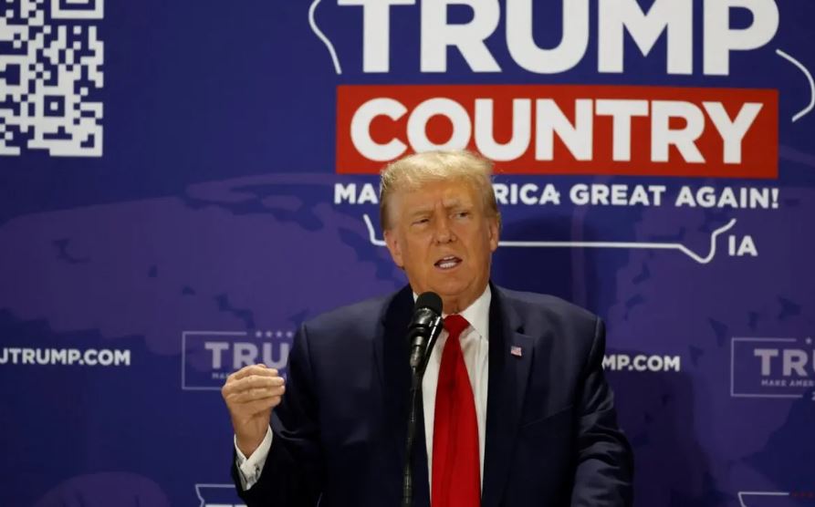 El expresidente y aspirante a la presidencia en 2024 Donald Trump habla en un evento del Equipo de Trump Iowa Commit to Caucus en Maquoketa, Iowa, el 20 de septiembre de 2023. (Kamil Krzaczynski/AFP vía Getty Images)