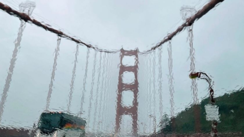 El puente Golden Gate se ve a través de un parabrisas cubierto por la lluvia en San Francisco el 4 de enero de 2023. (Justin Sullivan/Getty Images)