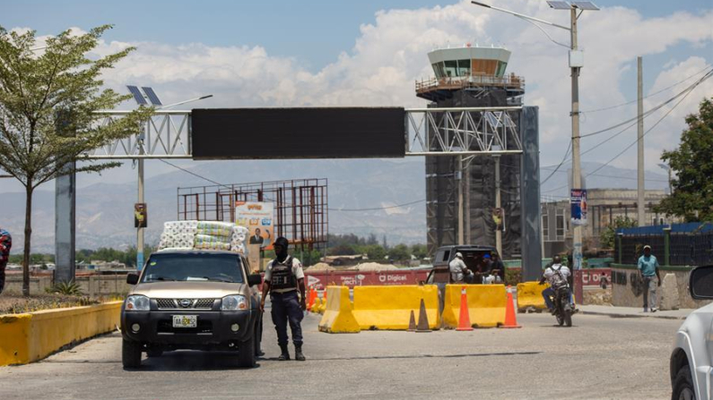 Fotografía de archivo de policías vigilando el acceso al aeropuerto internacional de Puerto Príncipe (Haití). EFE/ Mentor David Lorens