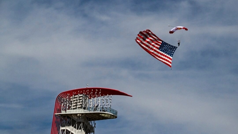 Un saltador en paracaídas con una bandera estadounidense antes del inicio del Gran Premio de Fórmula Uno de Estados Unidos de 2023 en el Circuito de las Américas en Austin, Texas, el 22 de octubre de 2023. (Chandan Khanna/AFP vía Getty Images)