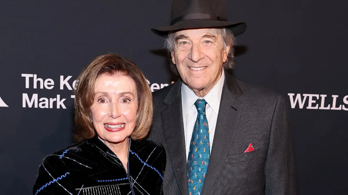 Nancy Pelosi y Paul Pelosi asisten al 24º Premio Anual Mark Twain al Humor Americano en el Kennedy Center de Washington el 19 de marzo de 2023. (Paul Morigi/Getty Images)