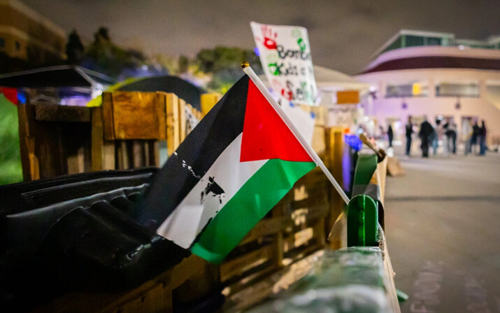 Estudiantes de la Universidad de California-Irvine protestan contra el conflicto entre Israel y Hamás en Irvine, California, el 2 de mayo de 2024. (John Fredricks/The Epoch Times)
