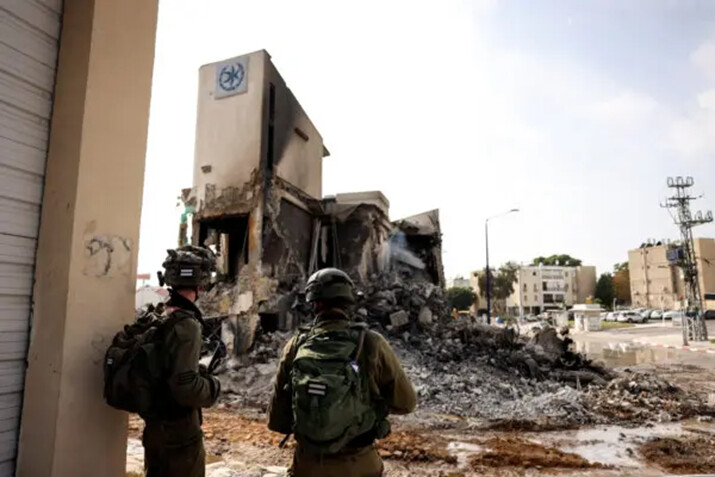 Soldados israelíes observan los restos de una comisaría de policía que fue escenario de una batalla tras una infiltración masiva de hombres armados de Hamás procedentes de la Franja de Gaza, en Sderot, sur de Israel, el 8 de octubre de 2023. (Reuters/Ronen Zvulun)