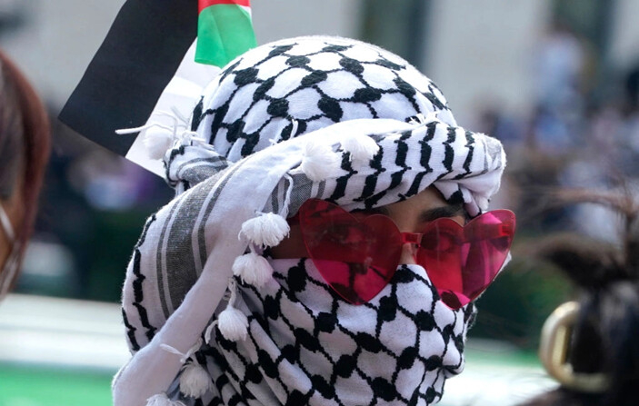 Un manifestante pro-palestino lleva un keffiyeh en el West Lawn de la Universidad de Columbia, en Nueva York, el 29 de abril de 2024. (Timothy A. Clary/AFP vía Getty Images)