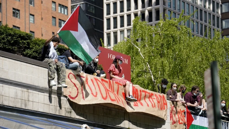 Manifestantes en la Universidad Fordham de Nueva York, el 1 de mayo de 2024. (Enrico Trigoso/The Epoch Times)
