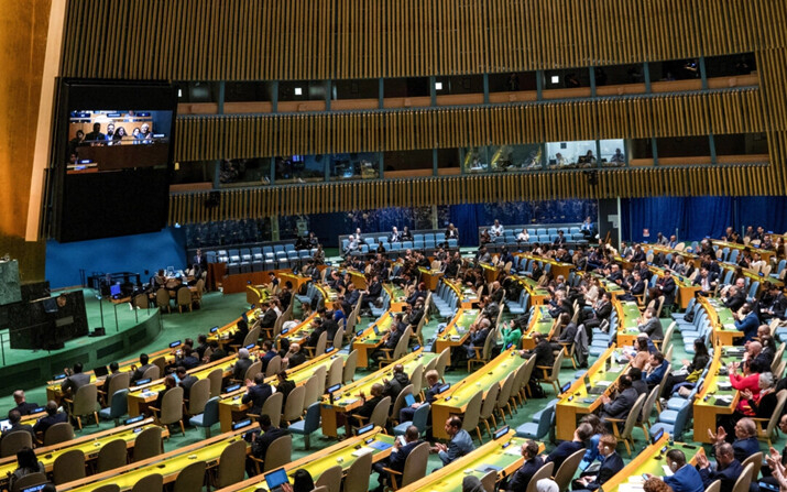 Delegados reaccionan a resultados de una votación en la Asamblea General de las Naciones Unidas sobre un proyecto de resolución que reconocería a los palestinos como cualificados para convertirse en miembros de pleno derecho de la ONU, en Nueva York, EE.UU., el 10 de mayo de 2024. (Eduardo Muñoz/Reuters)
