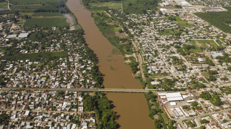 Imágen ilustrativa. Vista aérea que muestra el río fronterizo Suchiate que divide Ciudad Hidalgo en México (D) y Tecún Umán en Guatemala, tomada el 6 de junio de 2019. (PEDRO PARDO/AFP via Getty Images)

