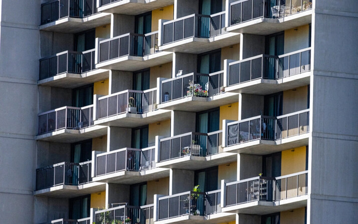 Un edificio de apartamentos en Los Ángeles, California, el 11 de enero de 2024. (John Fredricks/The Epoch Times)