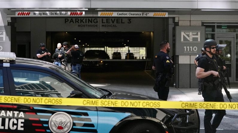 Agentes del orden patrullan el área después de que un hombre disparara a cuatro personas en un edificio en Atlanta, Georgia, el 3 de mayo de 2023. ( Elijah Nouvelage/AFP a través de Getty Images)