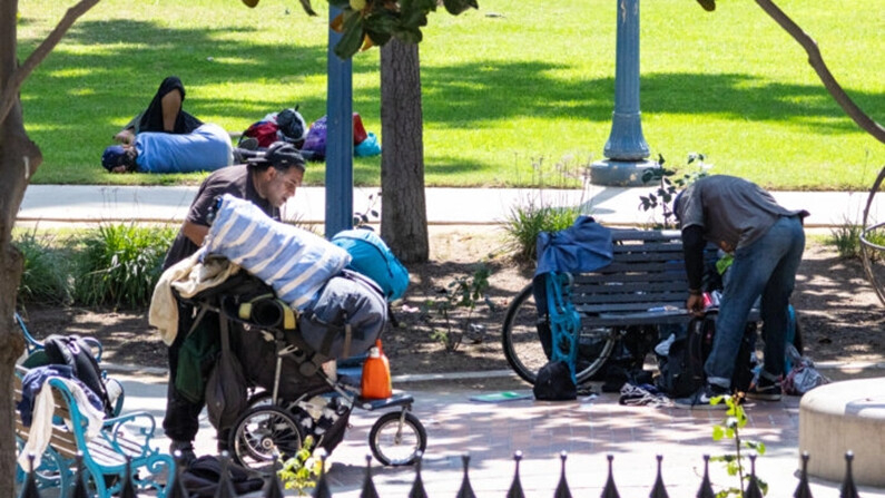 Personas sin hogar en Santa Ana, California, el 18 de septiembre de 2023. (John Fredricks/The Epoch Times)

