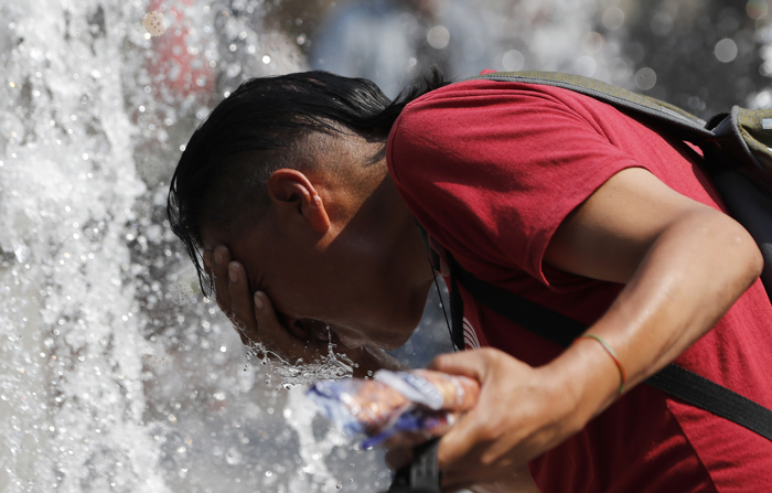  Un hombre se refresca en una fuente debido a las altas temperaturas en Ciudad de México, en una fotografía de archivo. (EFE/ Mario Guzmán)
