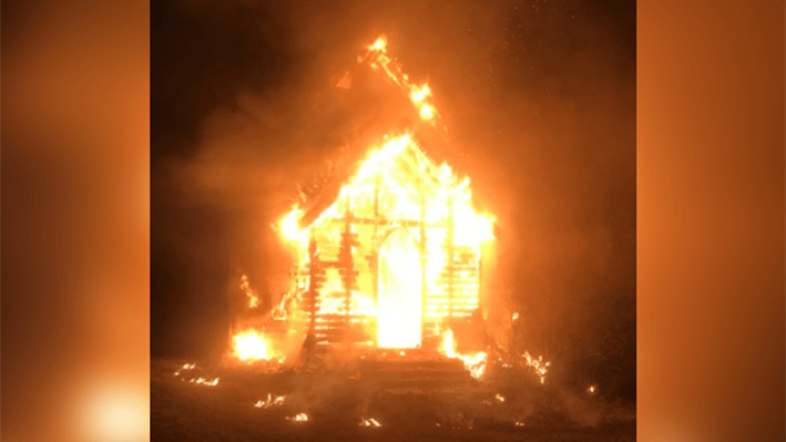 Foto de archivo de otro incendio en la iglesia de Glenrreagh, en el condado de Barrhead, Alta, el 7 de diciembre de 2023. (Cortesía de la Policía Montada de Alberta)
