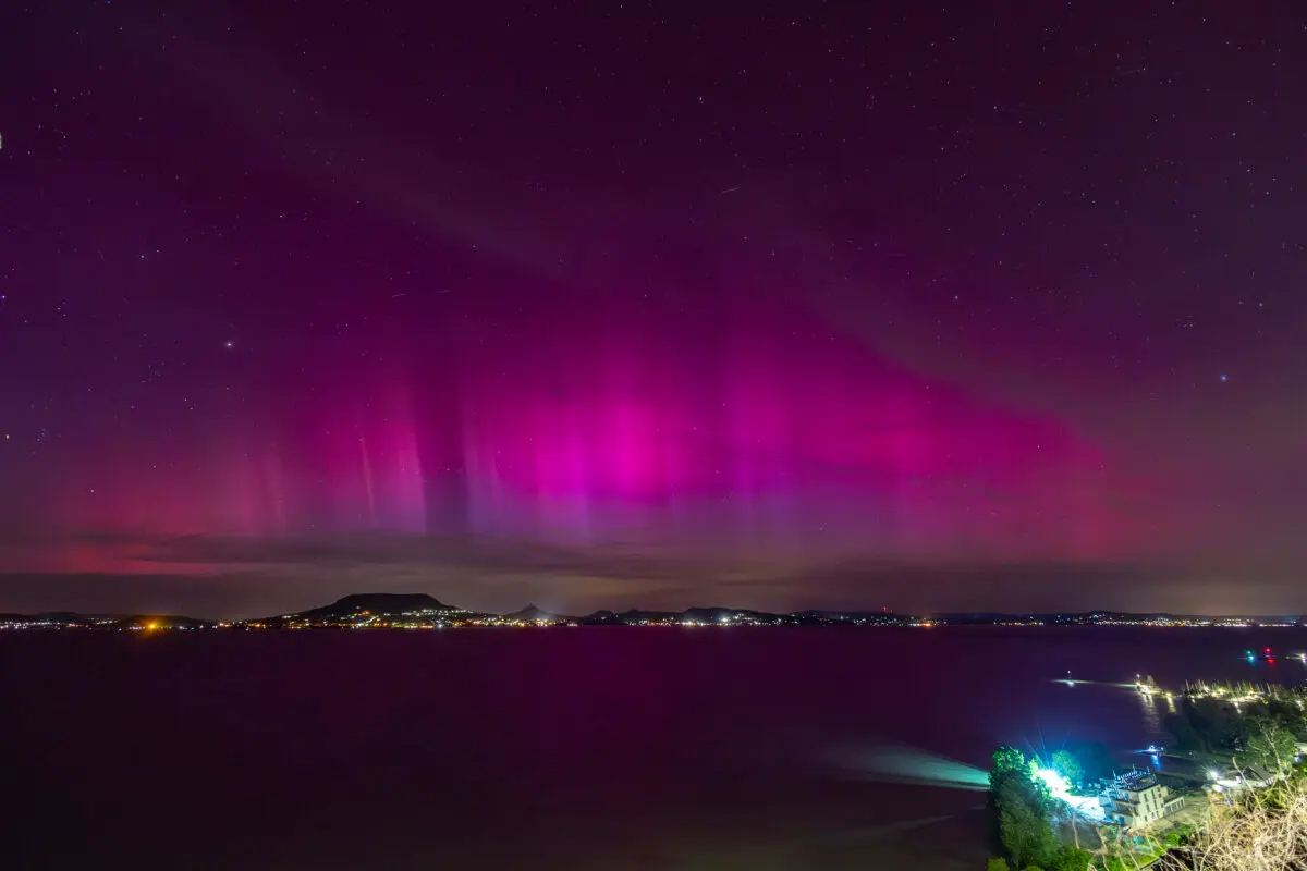 La aurora boreal, o aurora boreal, ilumina el cielo nocturno sobre el lago Balaton, cerca de Fonyod, Hungría, a última hora del 10 de mayo de 2024. (Gyorgy Varga/MTI vía AP)