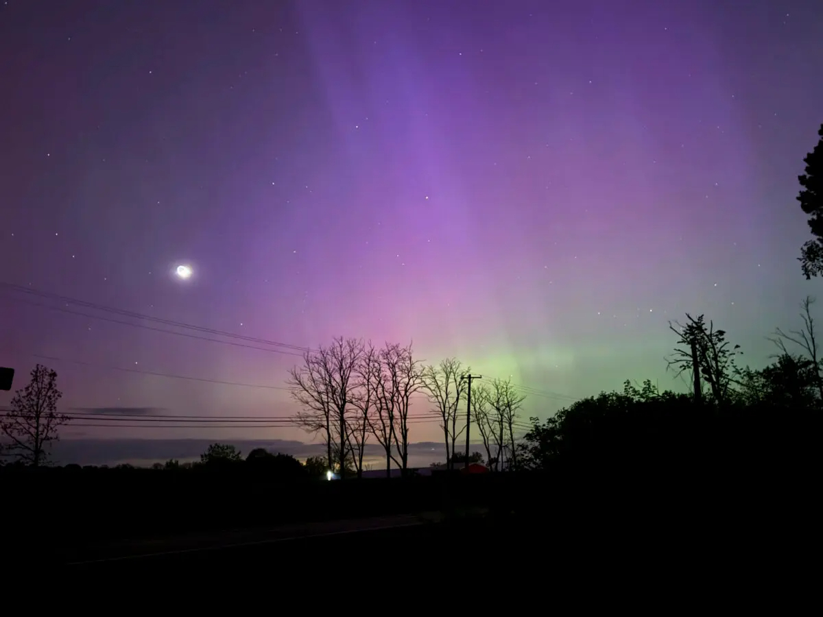 La Aurora Boreal, también conocida como Aurora Boreal, es visible sobre Ann Arbor, Michigan, a primera hora del 11 de mayo de 2024. (Dee-Ann Durbin/Foto AP)