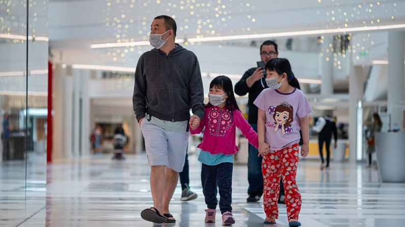 La gente lleva mascarillas mientras La gente lleva mascarillas mientras camina por el Mall of America en Minneapolis el 10 de junio de 2020. (Stephen Maturen/Getty Images)
