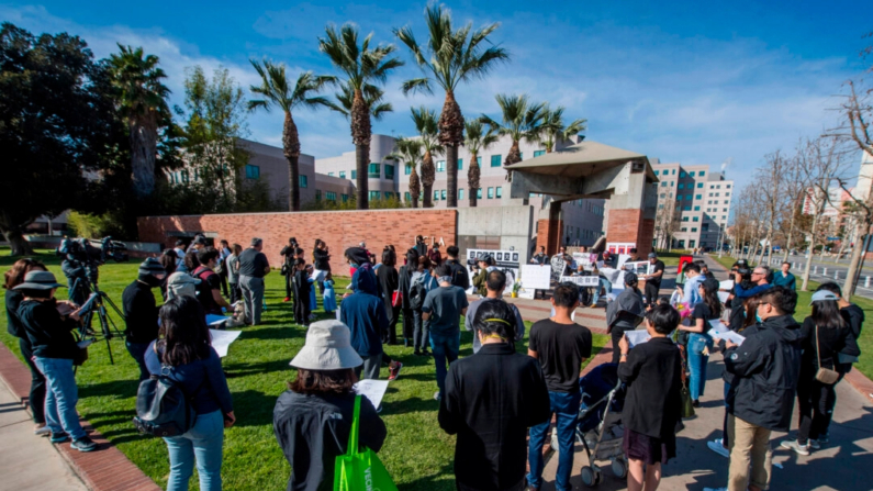 Estudiantes chinos y sus simpatizantes celebran un acto en memoria del Dr. Li Wenliang frente al campus de la UCLA en Westwood, California, el 15 de febrero de 2020. (Mark Ralston/AFP vía Getty Images)
