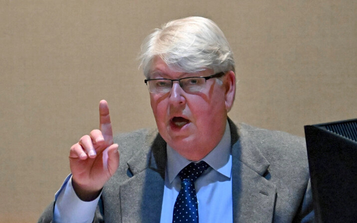 El Sr. Brian K. Prichard declara en el estrado durante su juicio en el Tribunal del Condado de Gilmer en Ellijay, Georgia, el 9 de febrero de 2024. (Hyosub Shin/Atlanta Journal-Constitution vía AP)
