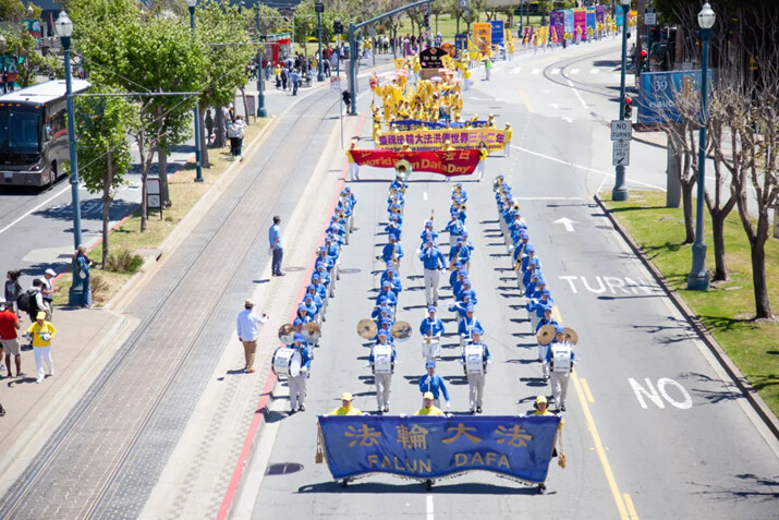 La Banda Marchante Tianguo encabeza el desfile en San Francisco, el 11 de mayo de 2024. (Lear Zhou/The Epoch Times)