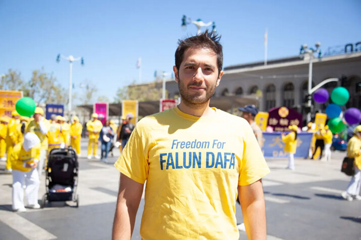 Navid Vanahi, que empezó a practicar Falun Dafa en Irán en 2003, se prepara para unirse al desfile del 11 de mayo de 2024. (Lear Zhou/The Epoch Times)
