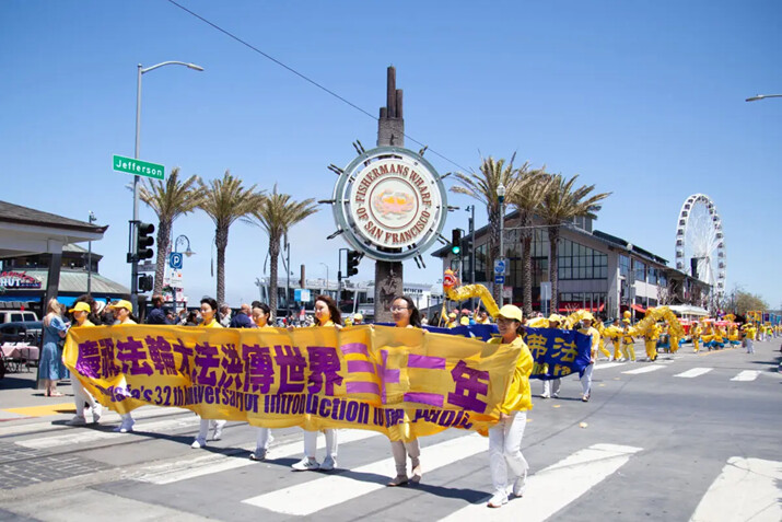 Los practicantes sostienen pancartas y un dragón dorado en el desfile del 11 de mayo de 2024. (Lear Zhou/The Epoch Times)