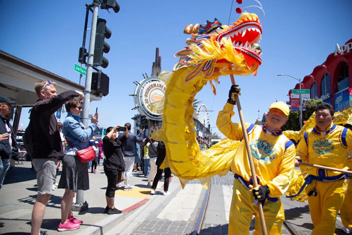 Un dragón dorado forma parte de la procesión del desfile en San Francisco, el 11 de mayo de 2024. (Lear Zhou/The Epoch Times)