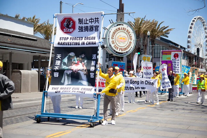 Las pancartas que piden el fin de la extracción de órganos en China forman parte del desfile en San Francisco, el 11 de mayo de 2024. (Lear Zhou/The Epoch Times)