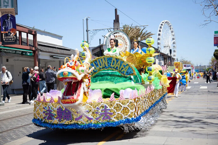 Una carroza forma parte de la procesión de Falun Dafa en el desfile de San Francisco, el 11 de mayo de 2024. (Lear Zhou/The Epoch Times)