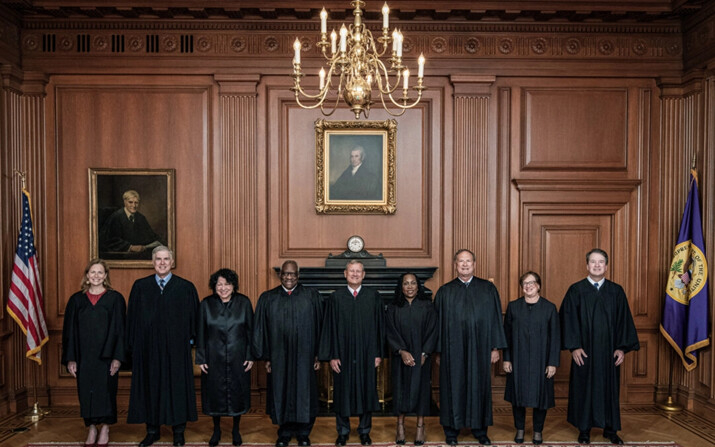 (De izq. a der.) Los jueces del Tribunal Supremo Amy Coney Barrett, Neil M. Gorsuch, Sonia Sotomayor y Clarence Thomas, el presidente John G. Roberts, Jr. y los jueces Ketanji Brown Jackson, Samuel A. Alito, Jr., Elena Kagan y Brett M. Kavanaugh en Washington, el 30 de septiembre de 2022. (Colección del Tribunal Supremo de EE.UU. vía Getty Images)
