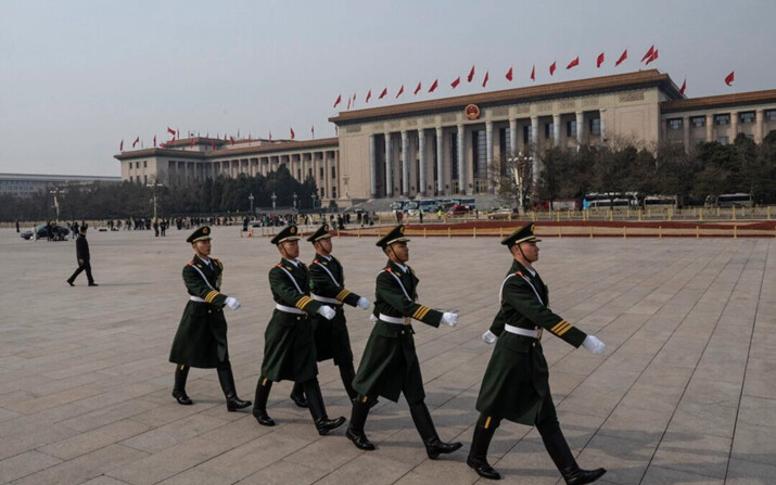 Miembros del ejército chino en el Gran Salón del Pueblo de Beijing, China, el 10 de marzo de 2024. (Kevin Frayer/Getty Images)
