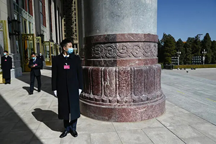 Personal de seguridad antes de la segunda sesión plenaria de la 14ª Asamblea Popular Nacional (APN) en el Gran Salón del Pueblo de Beijing, el 8 de marzo de 2024. (Pedro Pardo/AFP vía Getty Images)