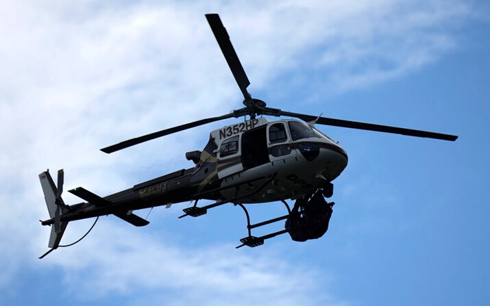 Los esfuerzos de recuperación continúan mientras un helicóptero del Departamento de Seguridad Pública de Utah aterriza en una zona de preparación, en Sandy, Utah, el 10 de mayo de 2024. (Rick Bowmer/AP)
