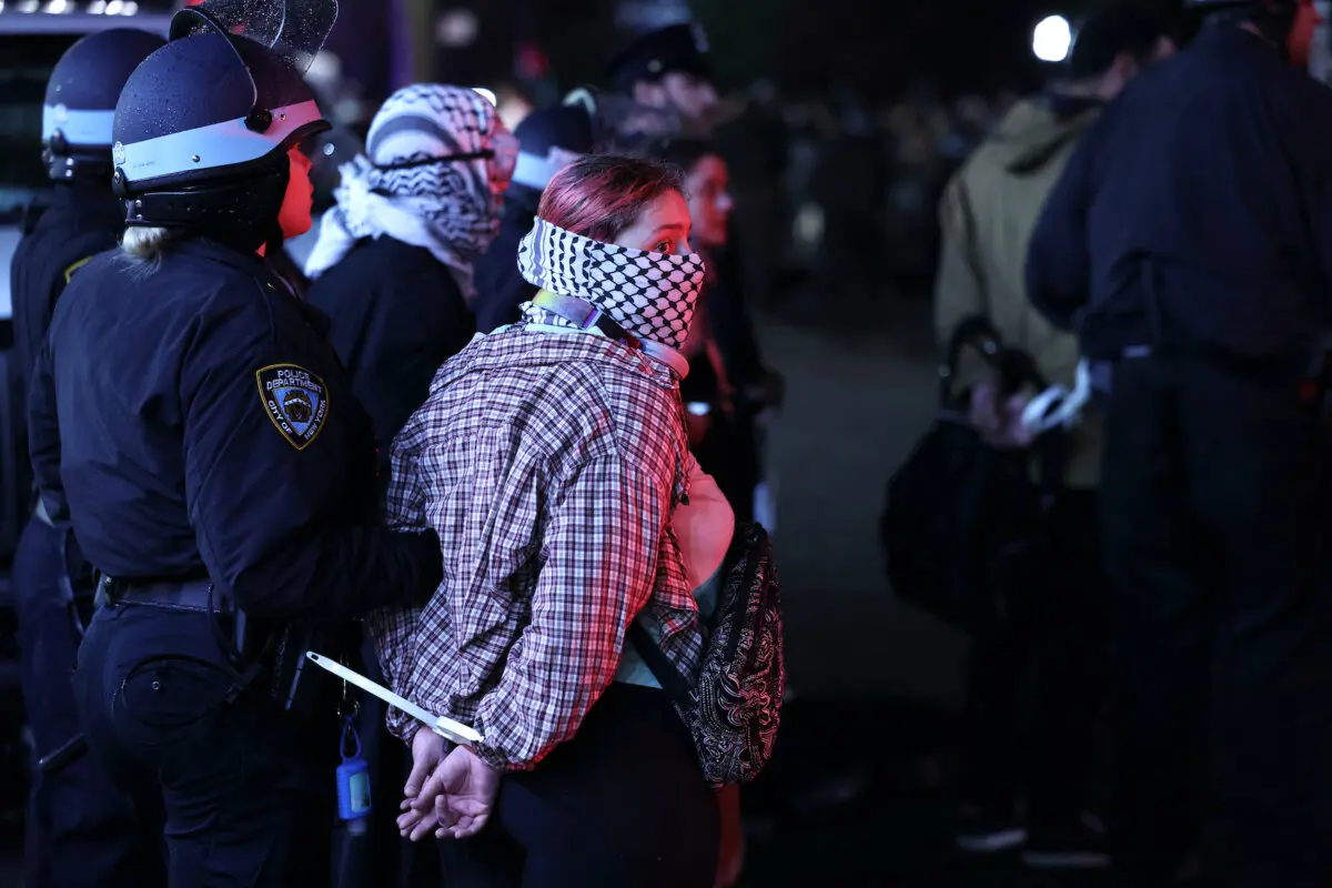 Agentes de la policía de Nueva York detienen a estudiantes mientras desalojan un edificio en el que se habían levantado barricadas por manifestantes estudiantiles propalestinos en la Universidad de Columbia, en Nueva York, el 30 de abril de 2024. (Charly Triballeau/AFP/Getty Images)