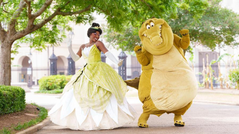 Fotografía cedida por Disney donde aparecen la princesa Tiana y el caimán Louis mientras pasean por las calles de la nueva atracción Tiana's Bayou Adventure basada en la película de animación 'La princesa y el sapo'. EFE/Paul Morse/Disney
