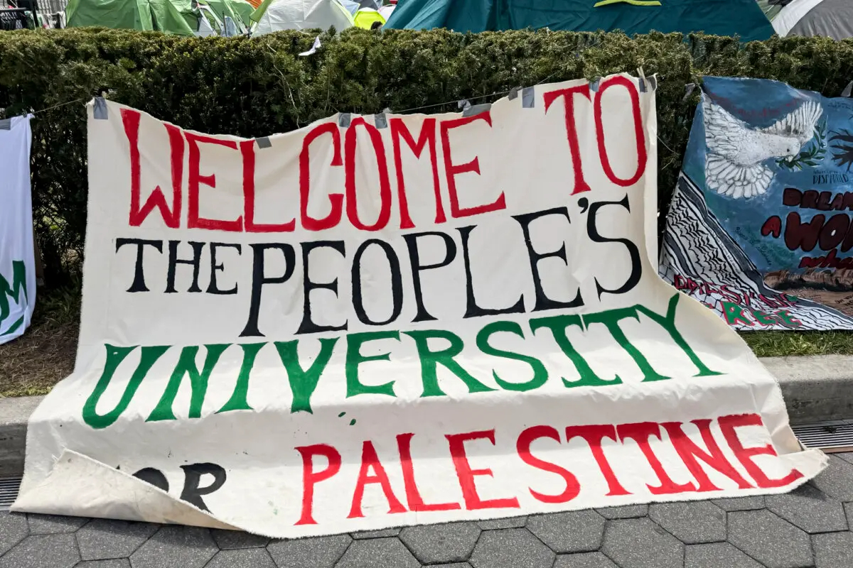 Estudiantes de la Universidad de Columbia protestan contra el conflicto entre Israel y Gaza en la Universidad de Columbia, en Nueva York, el 27 de abril de 2024. (Emel Akan/The Epoch Times)