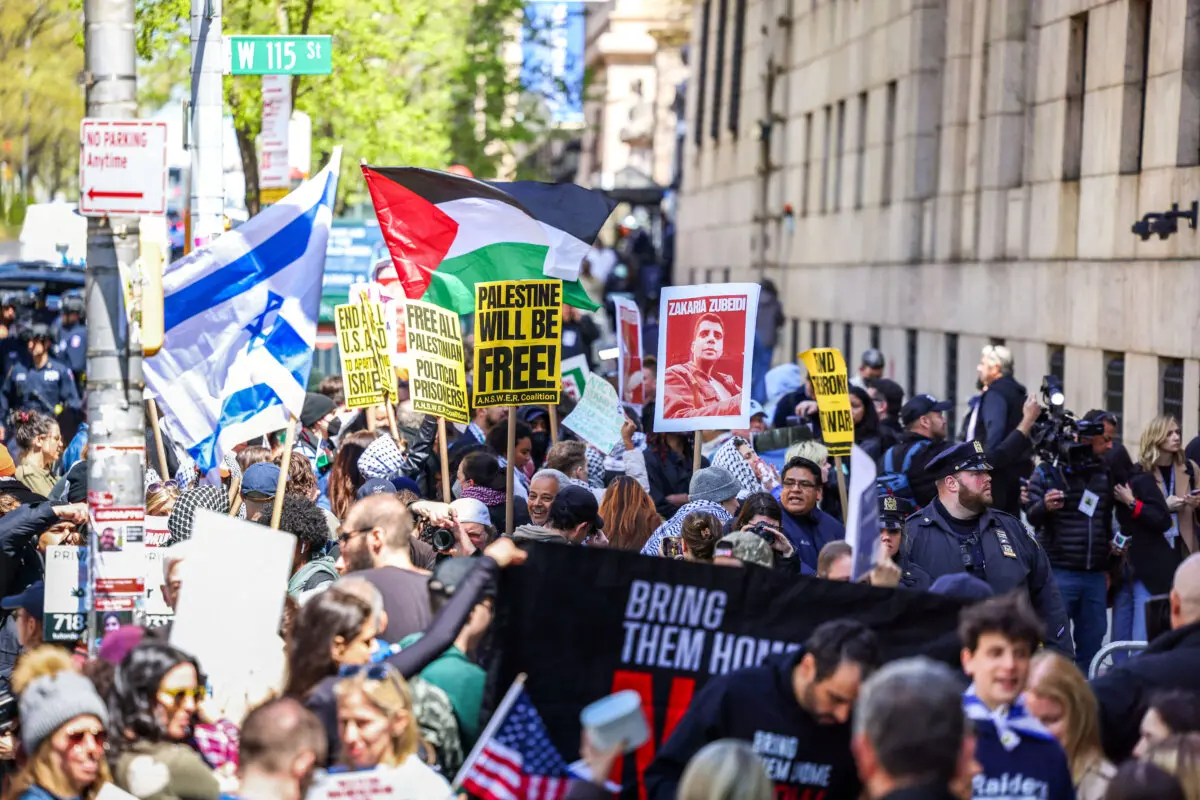 Manifestantes propalestinos y proisraelíes se enfrentan frente a la entrada de la Universidad de Columbia en Nueva York el 22 de abril de 2024. (Charly Triballeau/AFP vía Getty Images)