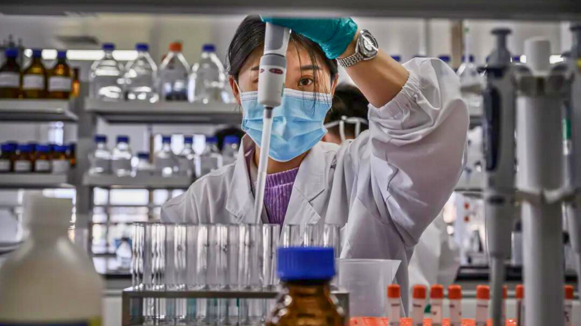 Un técnico trabaja en un laboratorio de Sinovac Biotech donde la compañía está produciendo su posible vacuna COVID-19