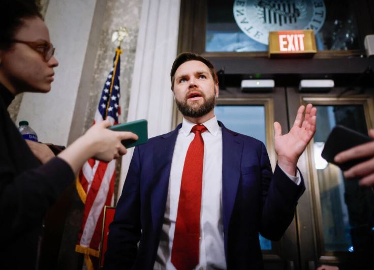 JD Vance, aspirante republicano a la vicepresidencia, asiste al juicio de NY junto a Trump